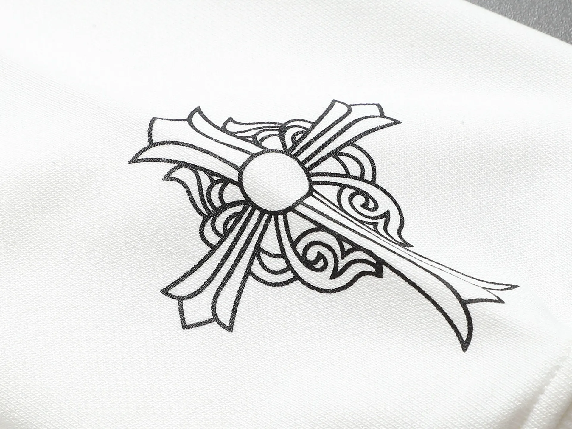 P230  Chrome hearts ch克罗心十字架马蹄LOGO印花工艺圆领卫衣 版型大 宽松有型区别低版本瘦长版型上身拉胯 百分百承诺:顶级品质不做快餐货市面最高版本 顶级品质，420克  26支定制定染双纱棉，男女同款，三标齐全。 Color: Black White Size: XS-L